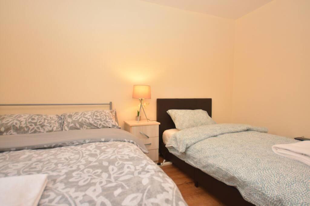 Spacious 2Bedroom Condo With Patio By Excel Centre London Bagian luar foto
